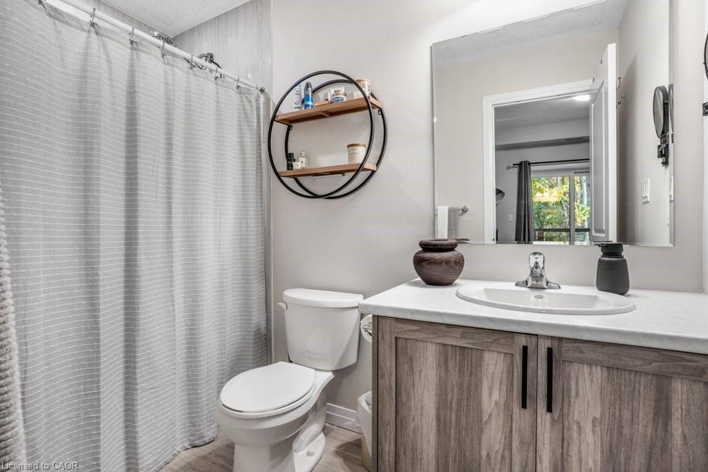 32-25 Isherwood Avenue, Cambridge, ON - Indoor Photo Showing Bathroom