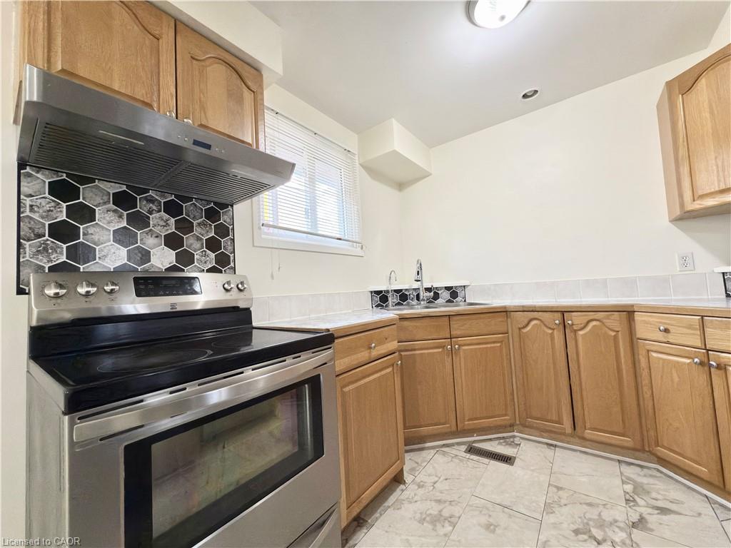12-61 Thaler Avenue, Kitchener, ON - Indoor Photo Showing Kitchen