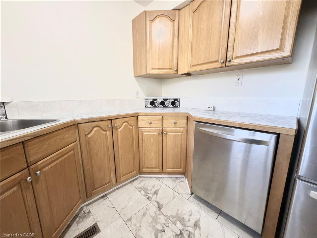 12-61 Thaler Avenue, Kitchener, ON - Indoor Photo Showing Kitchen