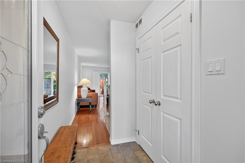 20-1011 White Oak Drive, Burlington, ON - Indoor Photo Showing Other Room