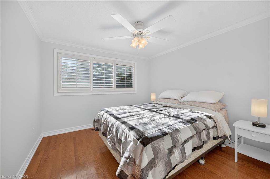 20-1011 White Oak Drive, Burlington, ON - Indoor Photo Showing Bedroom