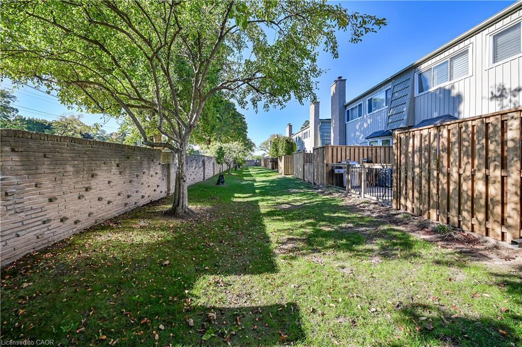 20-1011 White Oak Drive, Burlington, ON - Outdoor