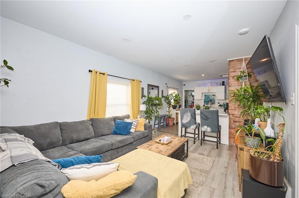 28 Haynes Avenue, St. Catharines, ON - Indoor Photo Showing Living Room