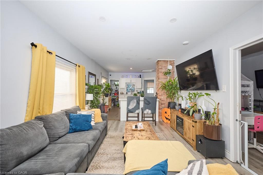 28 Haynes Avenue, St. Catharines, ON - Indoor Photo Showing Living Room