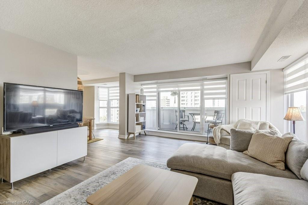 9D-67 Caroline Street S, Hamilton, ON - Indoor Photo Showing Living Room