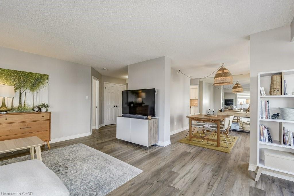 9D-67 Caroline Street S, Hamilton, ON - Indoor Photo Showing Living Room