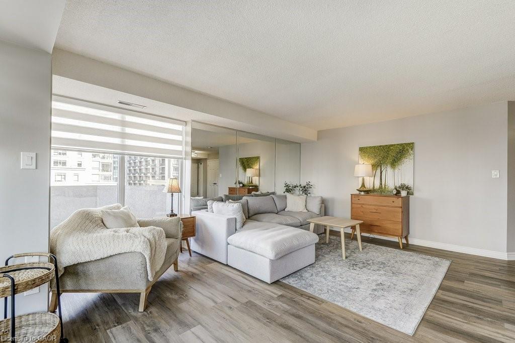 9D-67 Caroline Street S, Hamilton, ON - Indoor Photo Showing Living Room