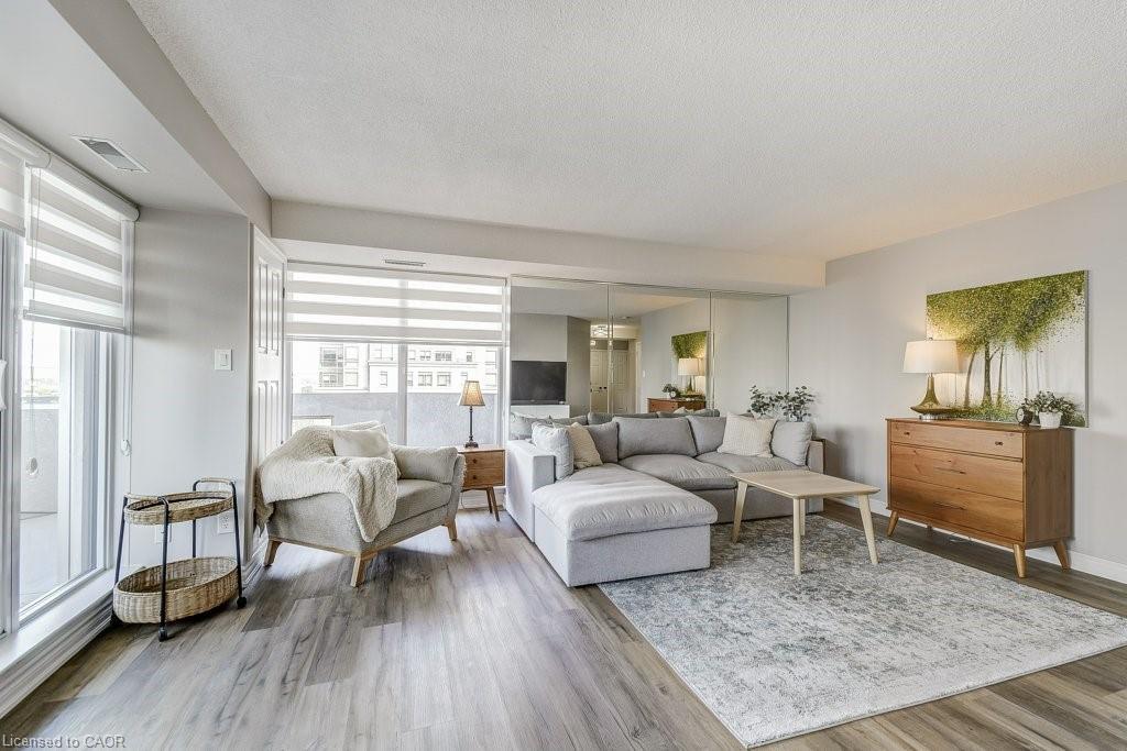 9D-67 Caroline Street S, Hamilton, ON - Indoor Photo Showing Living Room