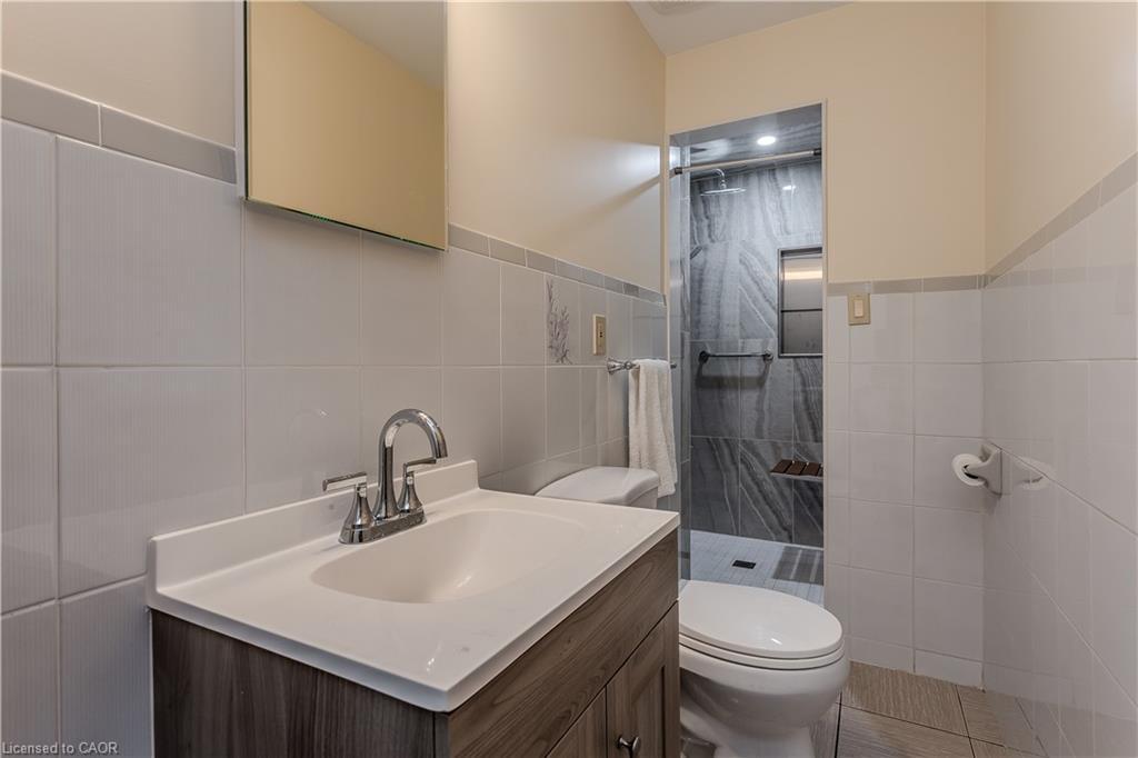18 Marcel Place, Hamilton, ON - Indoor Photo Showing Bathroom