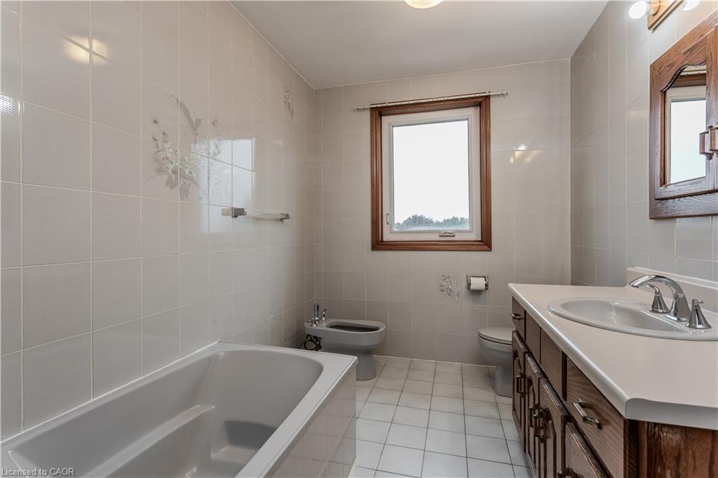 18 Marcel Place, Hamilton, ON - Indoor Photo Showing Bathroom