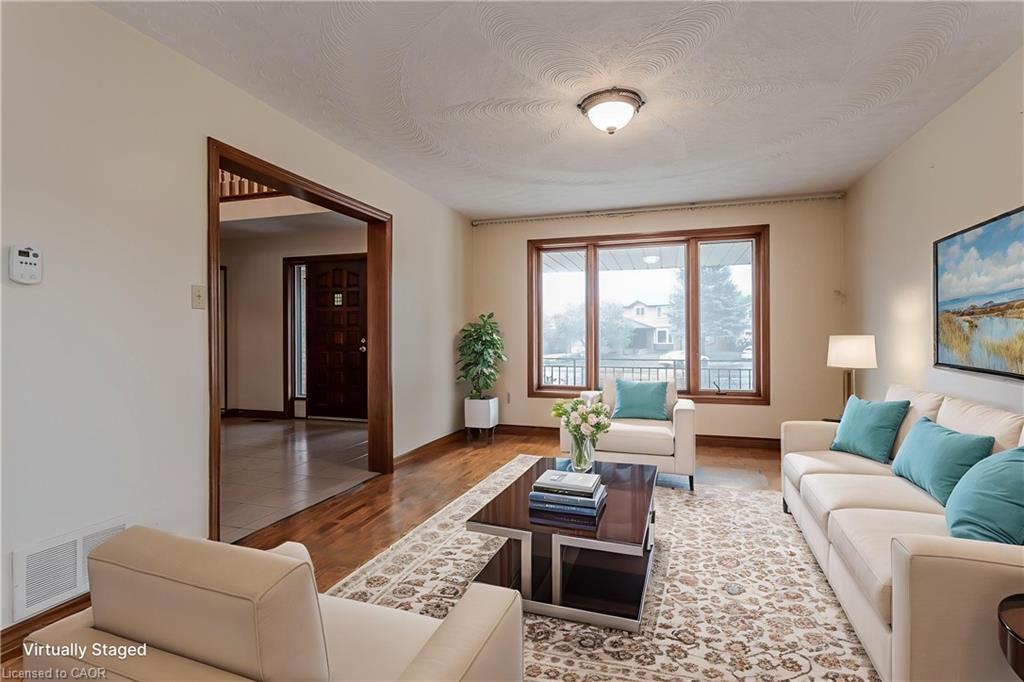 18 Marcel Place, Hamilton, ON - Indoor Photo Showing Living Room