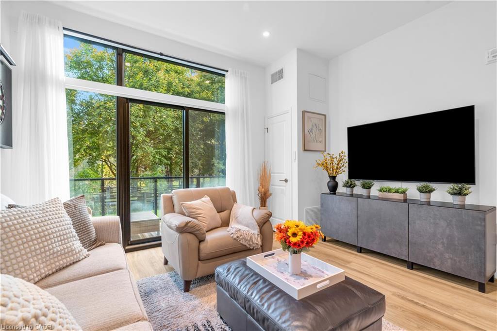 101-525 New Dundee Road, Kitchener, ON - Indoor Photo Showing Living Room