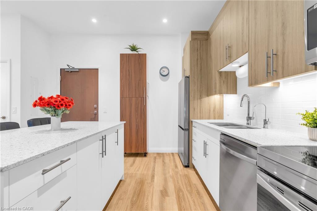 101-525 New Dundee Road, Kitchener, ON - Indoor Photo Showing Kitchen With Upgraded Kitchen