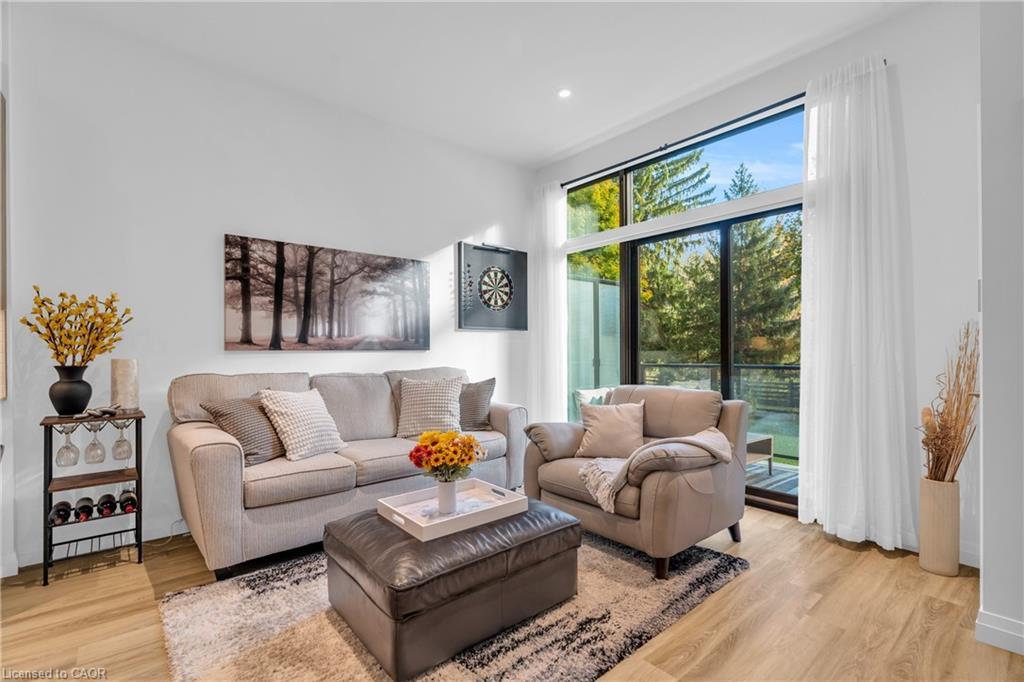 101-525 New Dundee Road, Kitchener, ON - Indoor Photo Showing Living Room