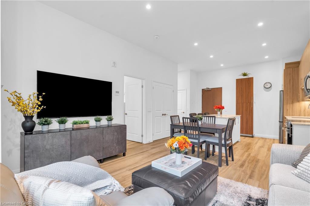 101-525 New Dundee Road, Kitchener, ON - Indoor Photo Showing Living Room