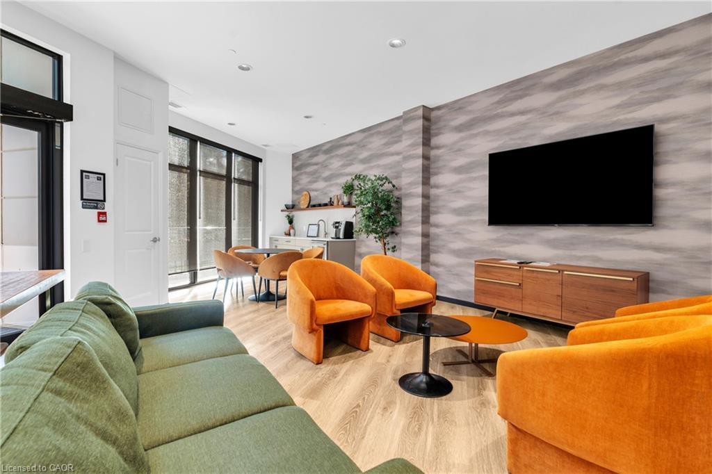 101-525 New Dundee Road, Kitchener, ON - Indoor Photo Showing Living Room