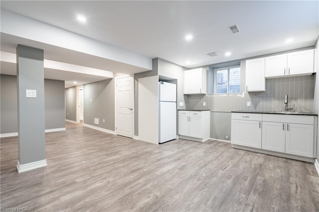 8561 Dogwood Crescent, Niagara Falls, ON - Indoor Photo Showing Kitchen