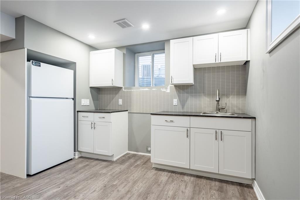 8561 Dogwood Crescent, Niagara Falls, ON - Indoor Photo Showing Kitchen