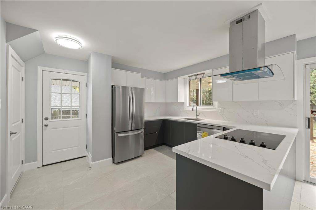 24 Culver Court, London, ON - Indoor Photo Showing Kitchen With Upgraded Kitchen