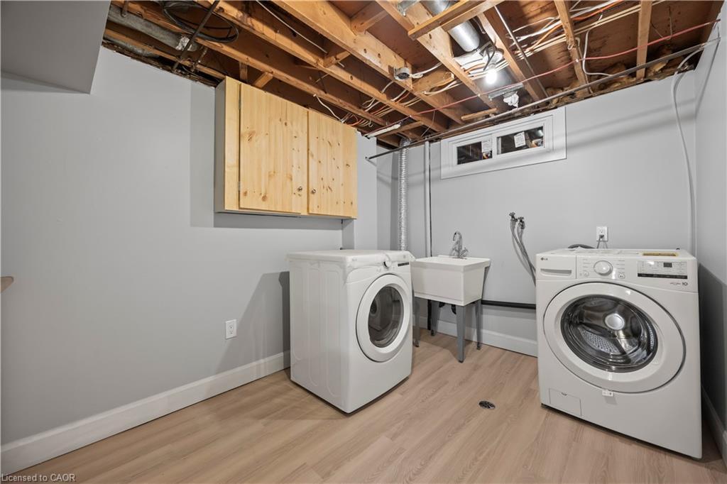 24 Culver Court, London, ON - Indoor Photo Showing Laundry Room
