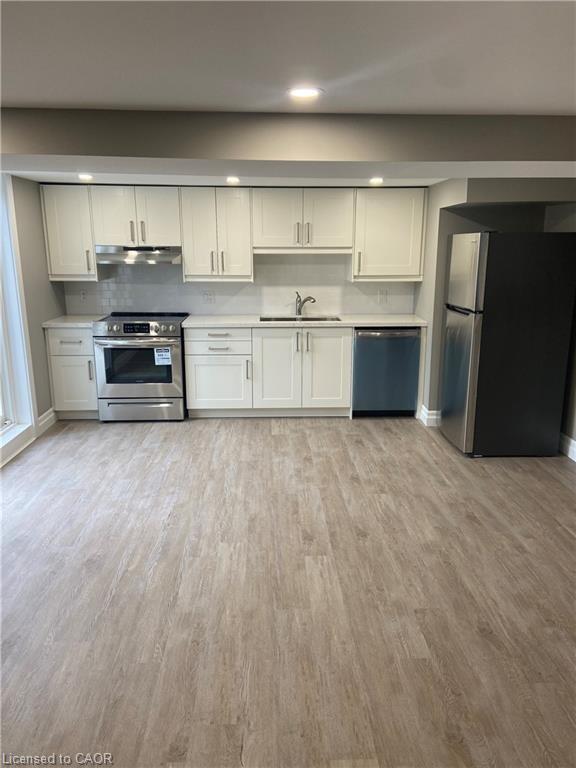 2-232 Eaglewood Drive, Hamilton, ON - Indoor Photo Showing Kitchen