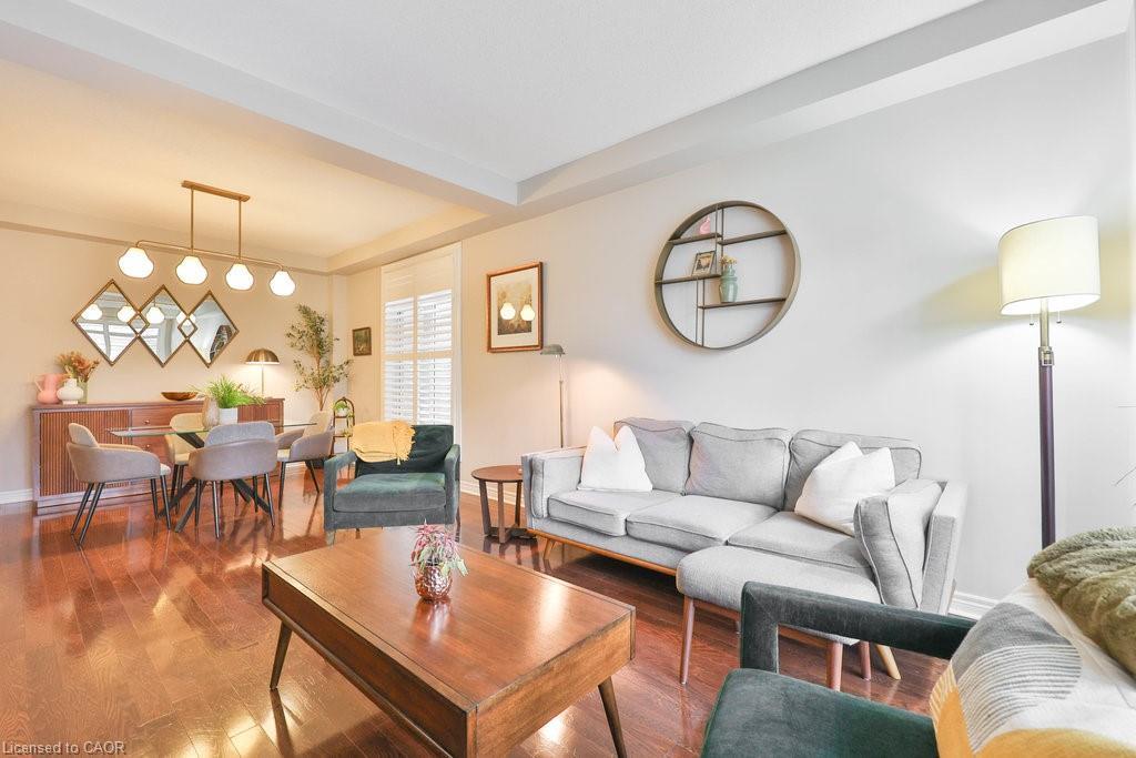 1025 Shaw Drive, Mississauga, ON - Indoor Photo Showing Living Room