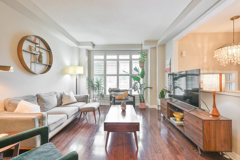 1025 Shaw Drive, Mississauga, ON - Indoor Photo Showing Living Room