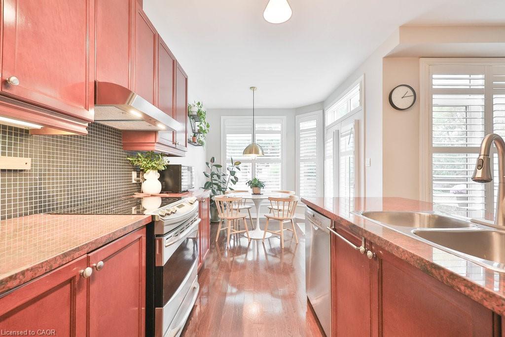 1025 Shaw Drive, Mississauga, ON - Indoor Photo Showing Kitchen With Double Sink With Upgraded Kitchen
