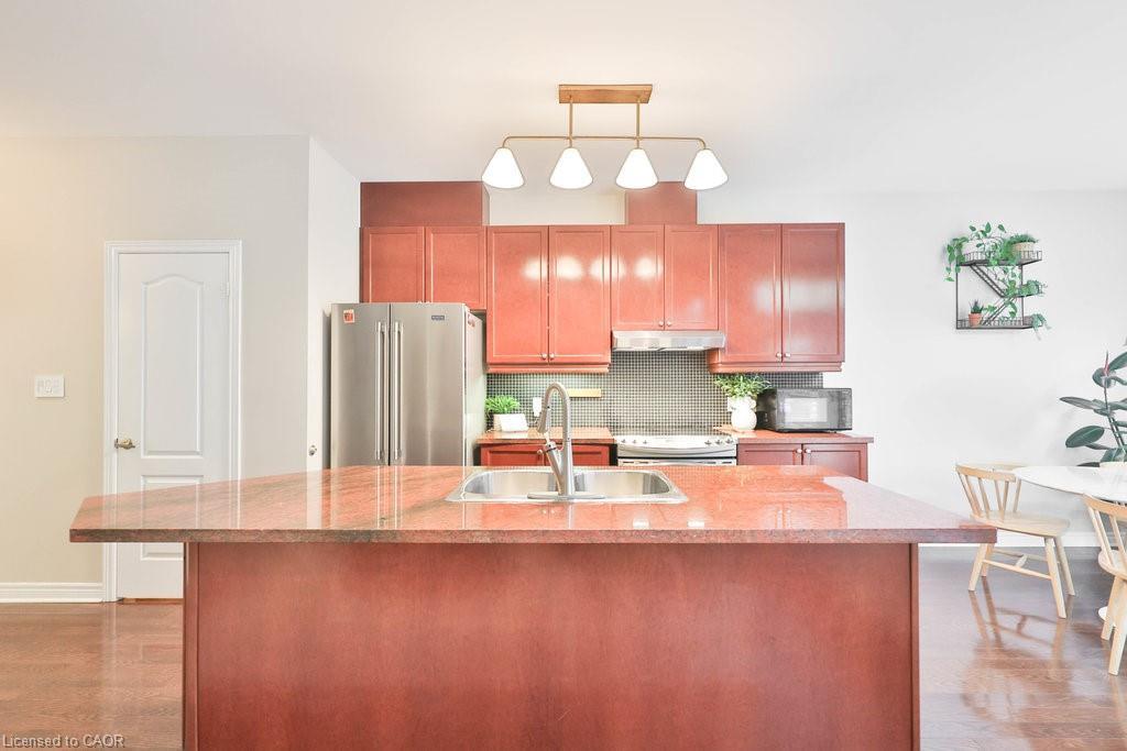 1025 Shaw Drive, Mississauga, ON - Indoor Photo Showing Kitchen With Double Sink