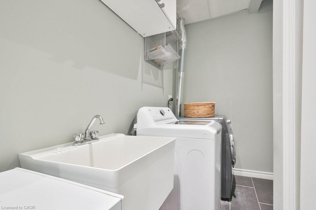 1025 Shaw Drive, Mississauga, ON - Indoor Photo Showing Laundry Room
