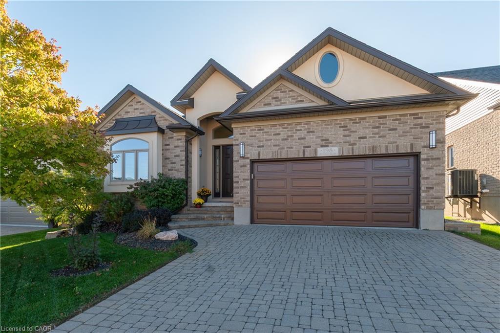 198 Piccadilly Square, New Hamburg, ON - Outdoor With Facade