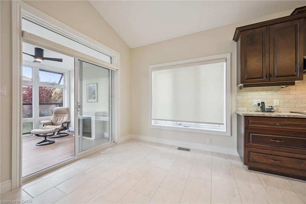 198 Piccadilly Square, New Hamburg, ON - Indoor