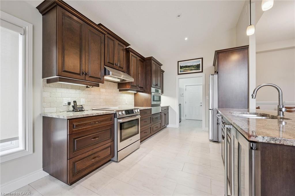 198 Piccadilly Square, New Hamburg, ON - Indoor Photo Showing Kitchen With Upgraded Kitchen