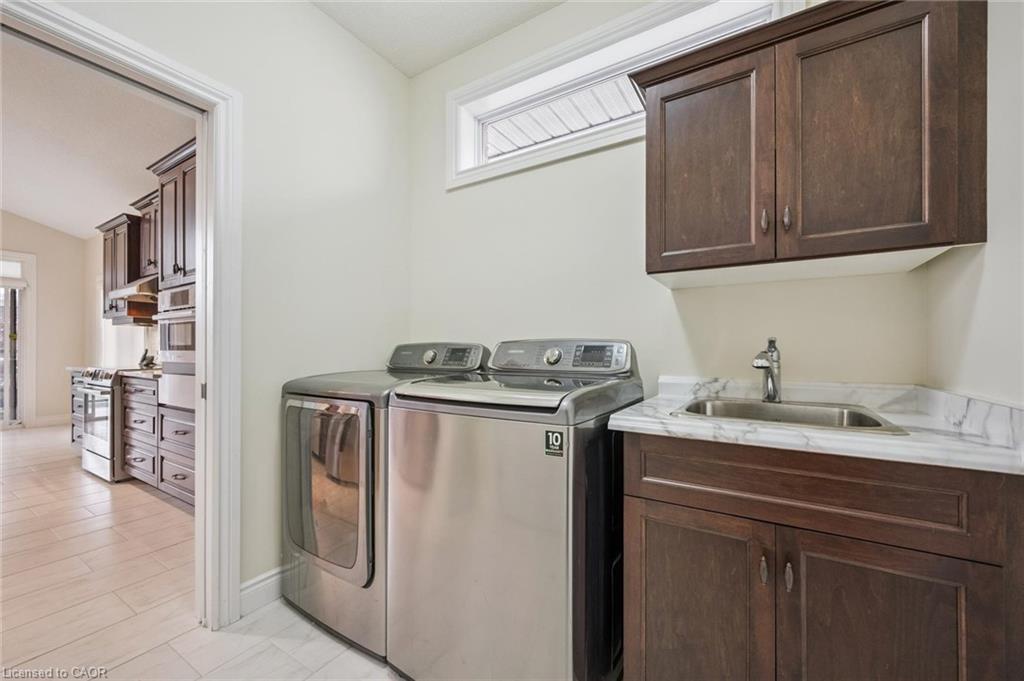 198 Piccadilly Square, New Hamburg, ON - Indoor Photo Showing Laundry Room