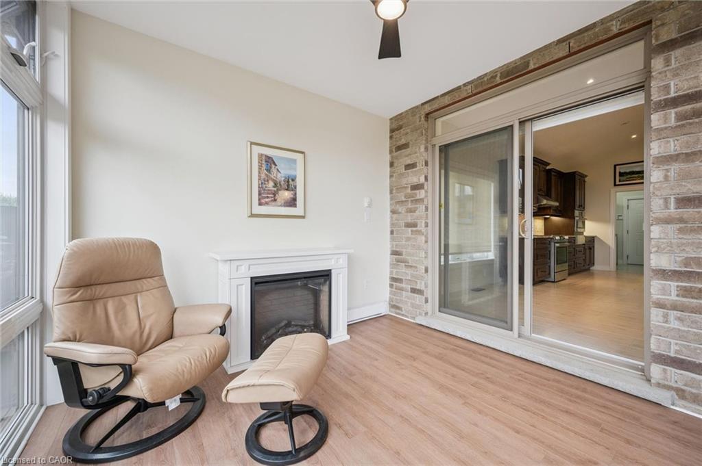 198 Piccadilly Square, New Hamburg, ON - With Fireplace