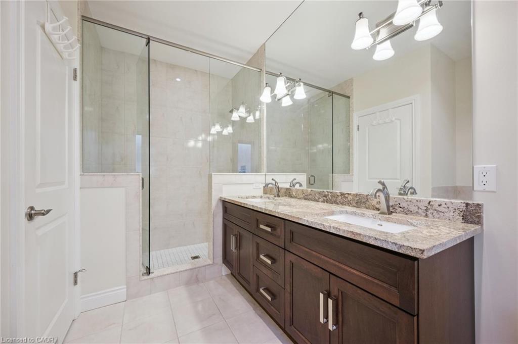 198 Piccadilly Square, New Hamburg, ON - Indoor Photo Showing Bathroom