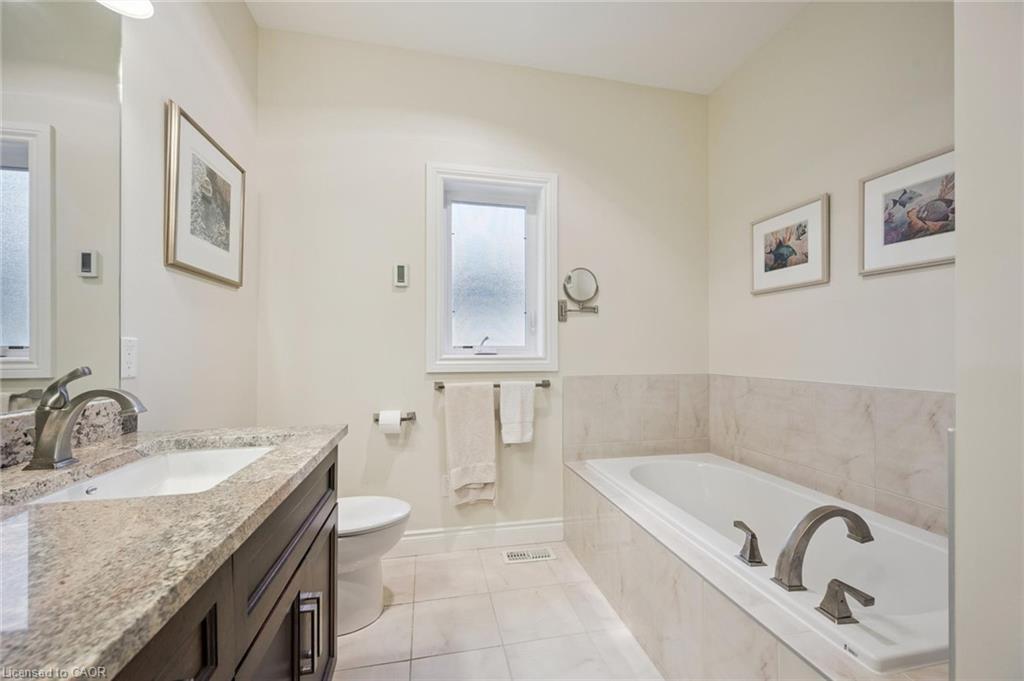 198 Piccadilly Square, New Hamburg, ON - Indoor Photo Showing Bathroom