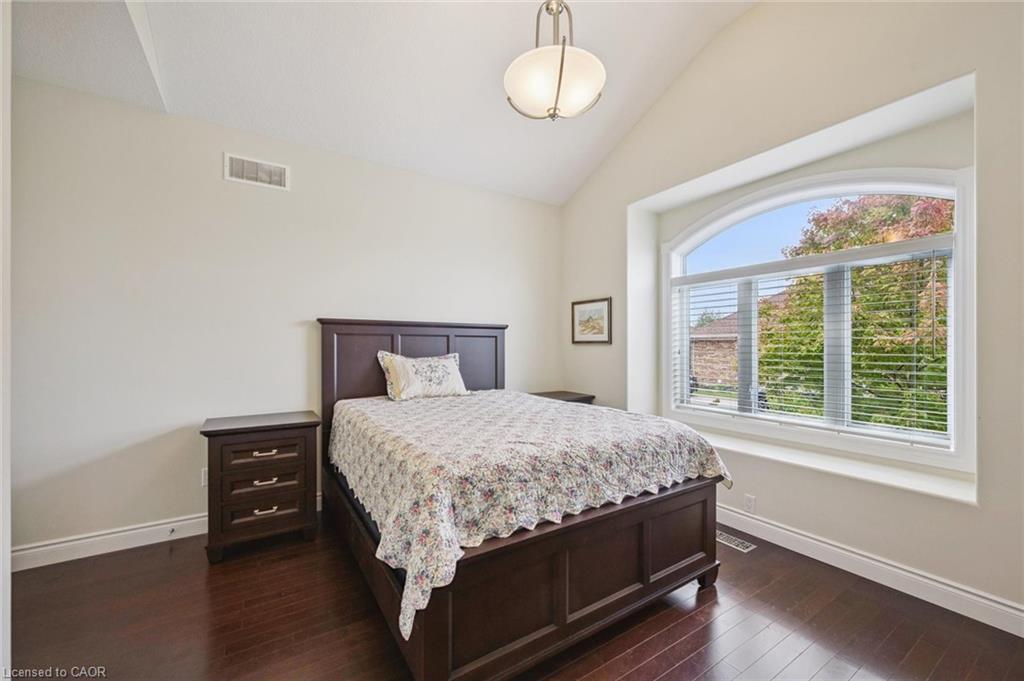 198 Piccadilly Square, New Hamburg, ON - Indoor Photo Showing Bedroom