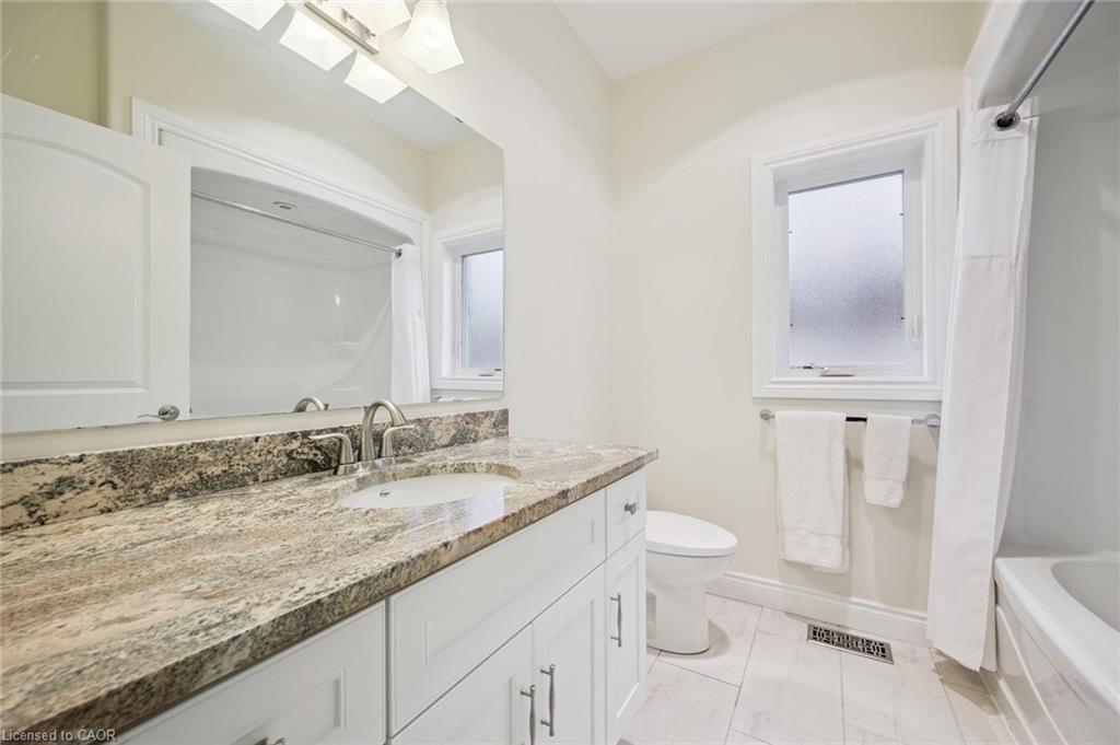 198 Piccadilly Square, New Hamburg, ON - Indoor Photo Showing Bathroom