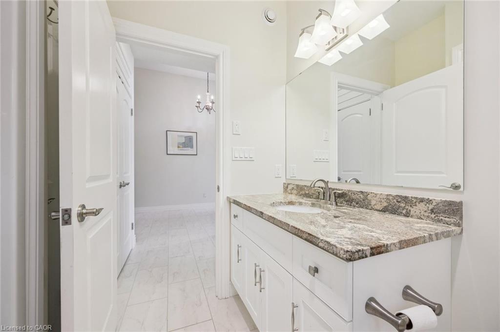 198 Piccadilly Square, New Hamburg, ON - Indoor Photo Showing Bathroom