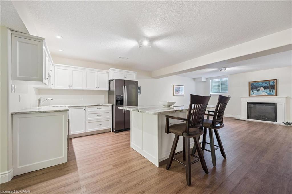 198 Piccadilly Square, New Hamburg, ON - Indoor Photo Showing Kitchen