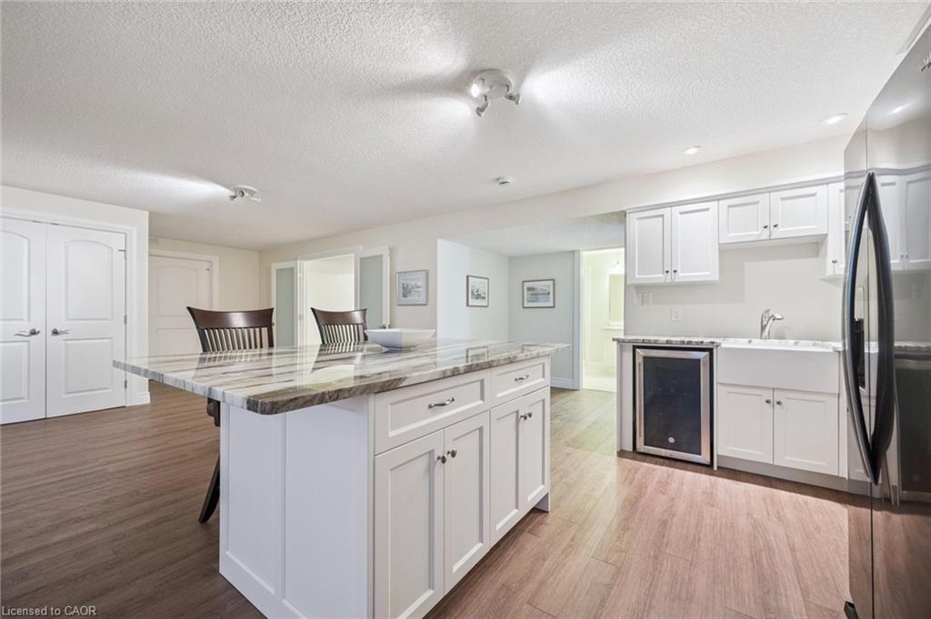 198 Piccadilly Square, New Hamburg, ON - Indoor Photo Showing Kitchen
