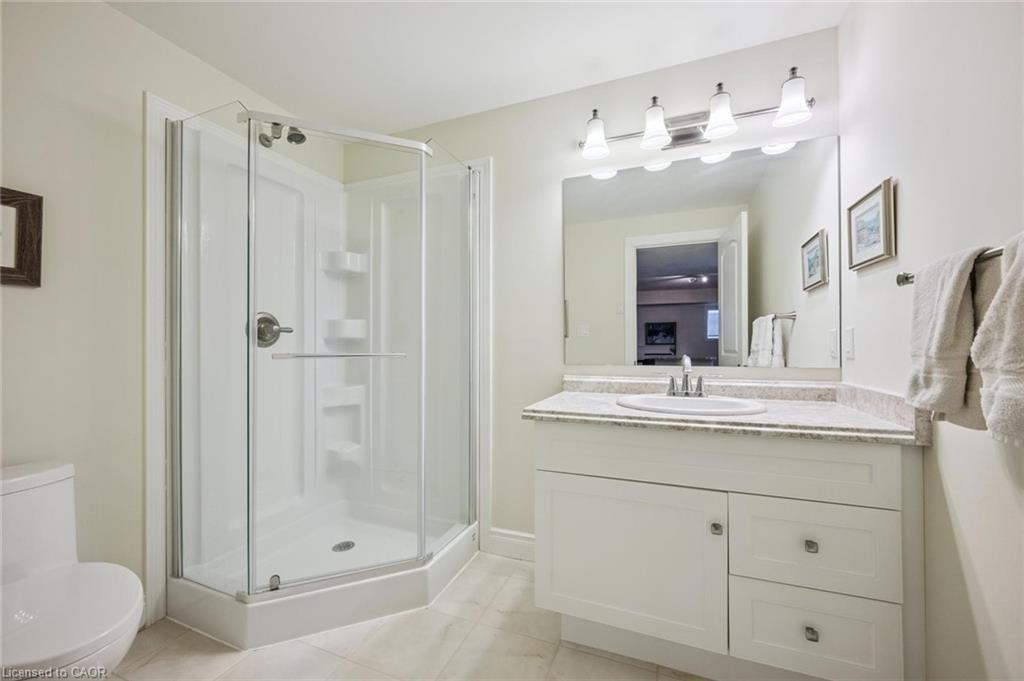 198 Piccadilly Square, New Hamburg, ON - Indoor Photo Showing Bathroom