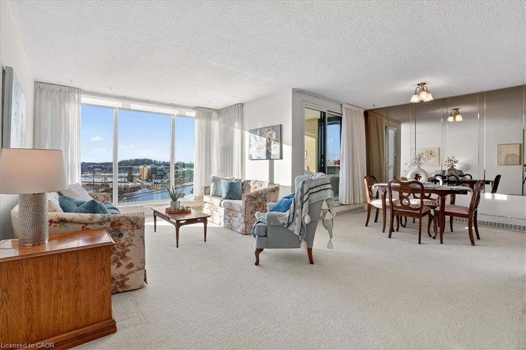 706-19 Woodlawn Road E, Guelph, ON - Indoor Photo Showing Living Room