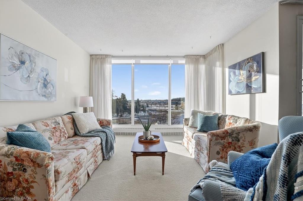 706-19 Woodlawn Road E, Guelph, ON - Indoor Photo Showing Living Room