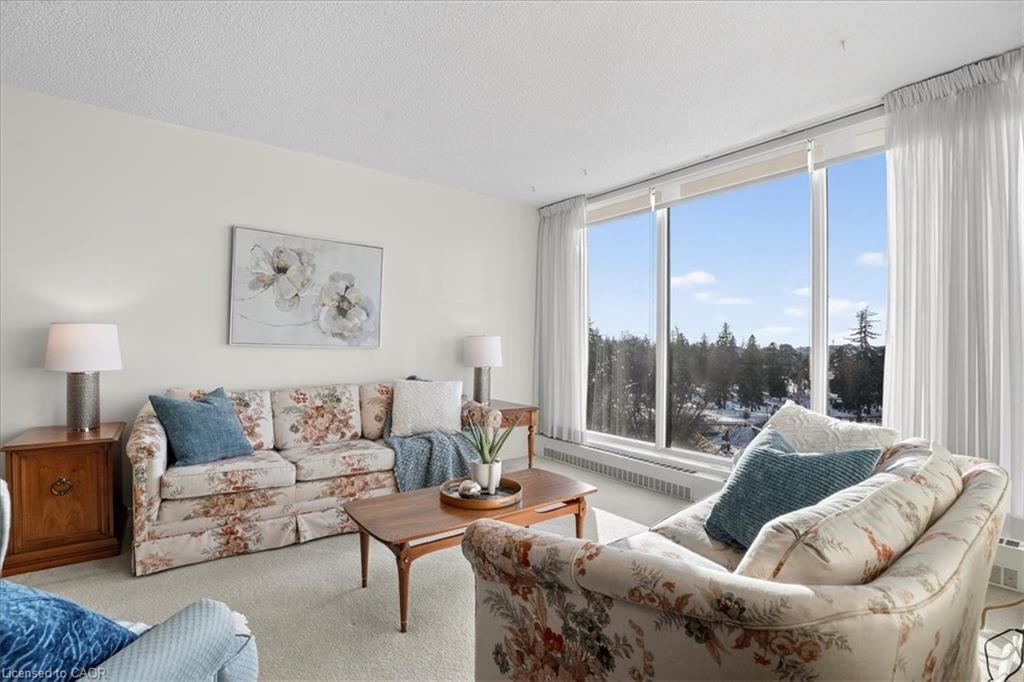706-19 Woodlawn Road E, Guelph, ON - Indoor Photo Showing Living Room