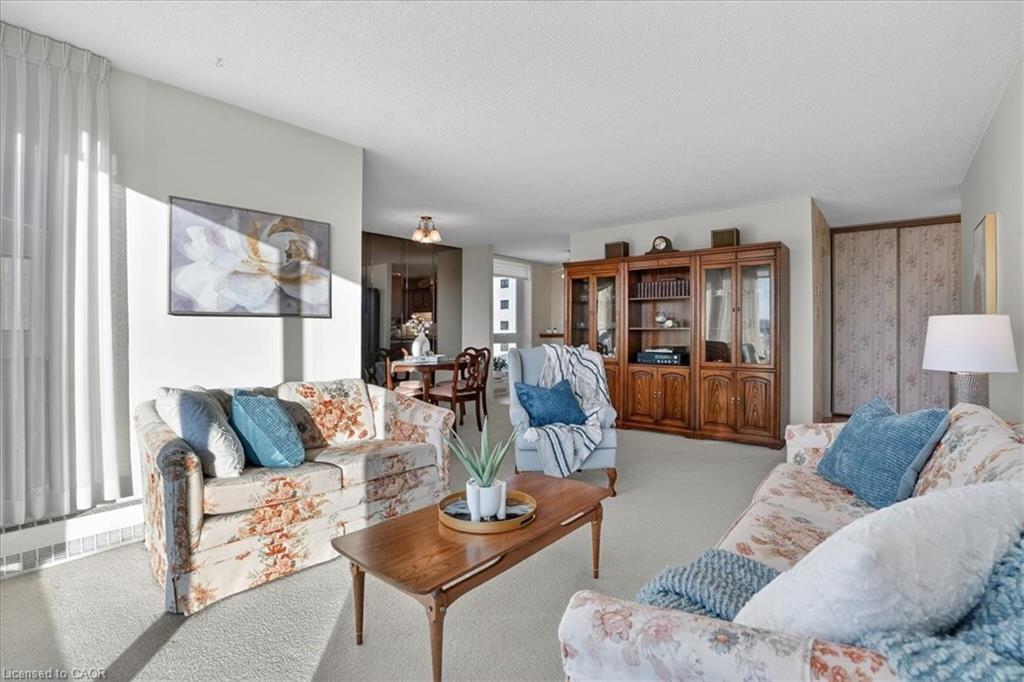 706-19 Woodlawn Road E, Guelph, ON - Indoor Photo Showing Living Room