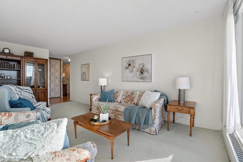 706-19 Woodlawn Road E, Guelph, ON - Indoor Photo Showing Living Room