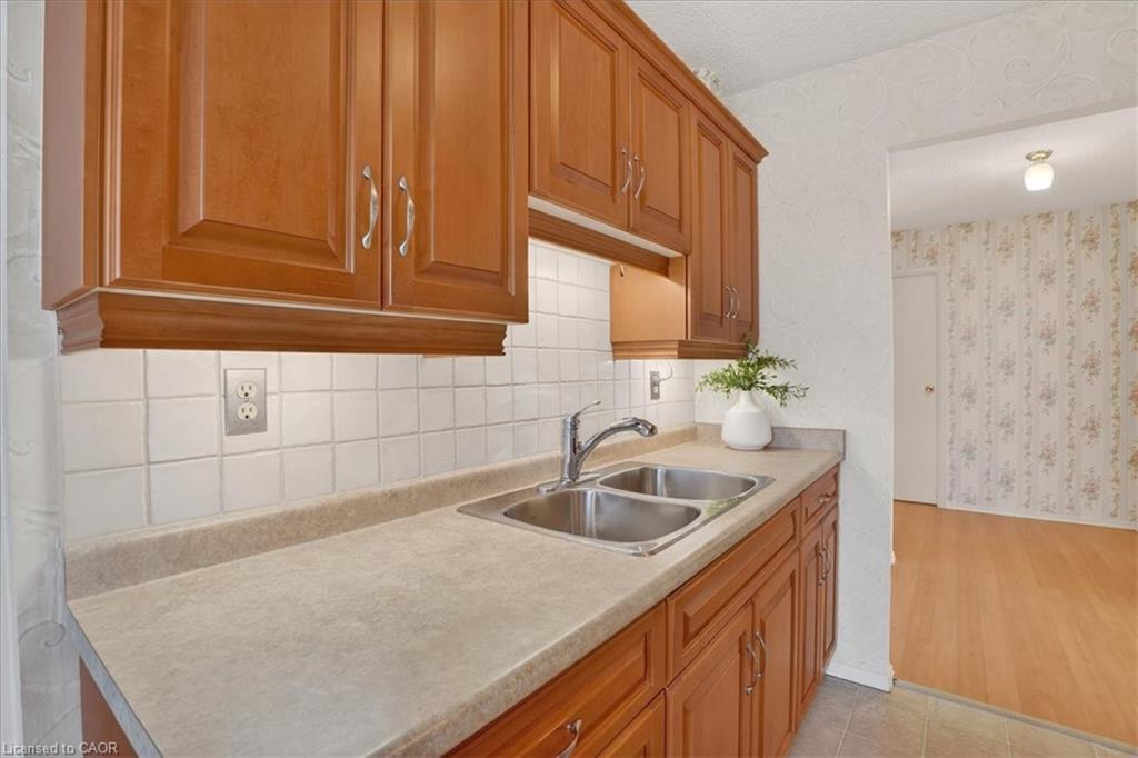 706-19 Woodlawn Road E, Guelph, ON - Indoor Photo Showing Kitchen With Double Sink