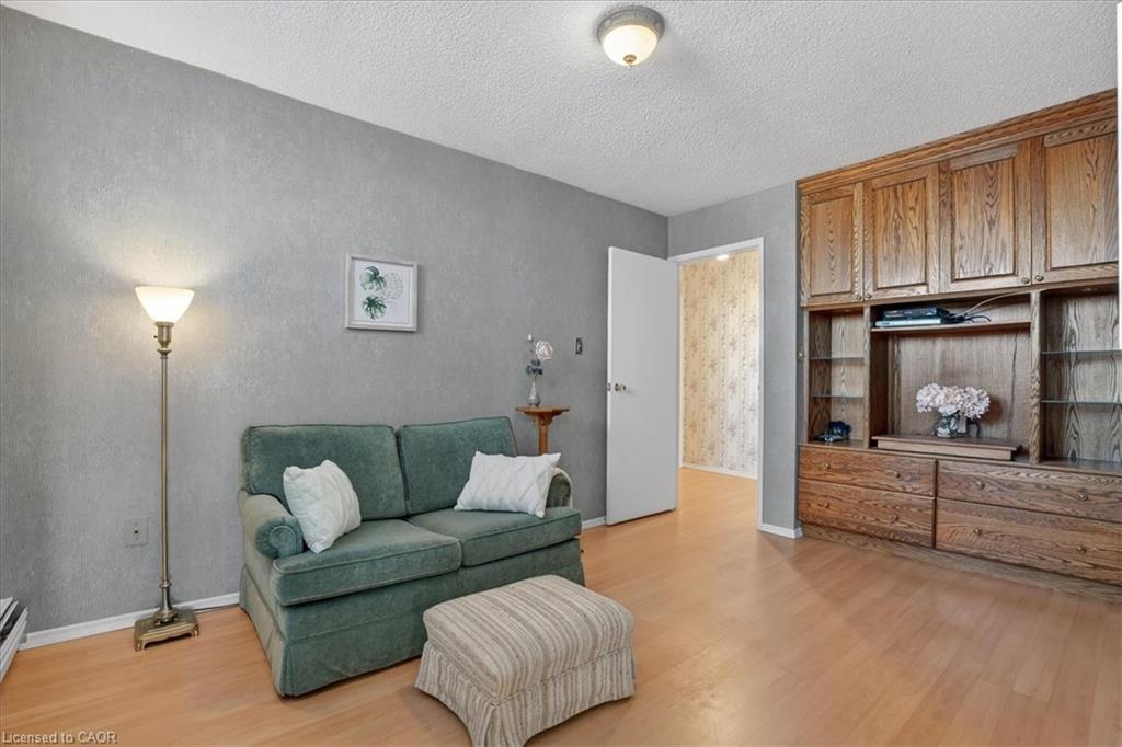 706-19 Woodlawn Road E, Guelph, ON - Indoor Photo Showing Living Room